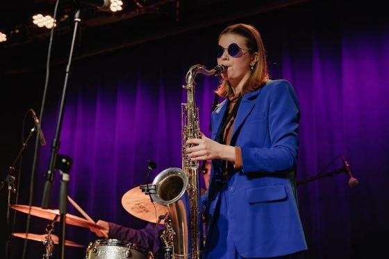 Bilde av Amanda som spille sax